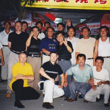 Yantai 2000 z shifu Yu Tiancheng i shishu Yu Tianlu oraz uczniami